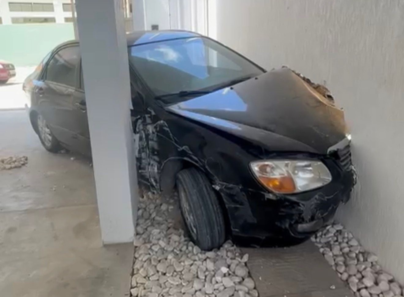 Carro invade residência após motorista apresentar sinais de embriaguez na Zona Norte de Natal