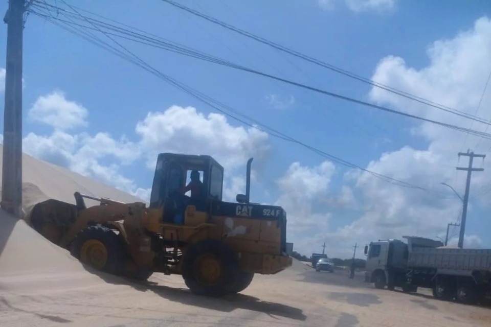 DER-RN retoma retirada de areia na RN-305, no acesso à praia de Pitangui