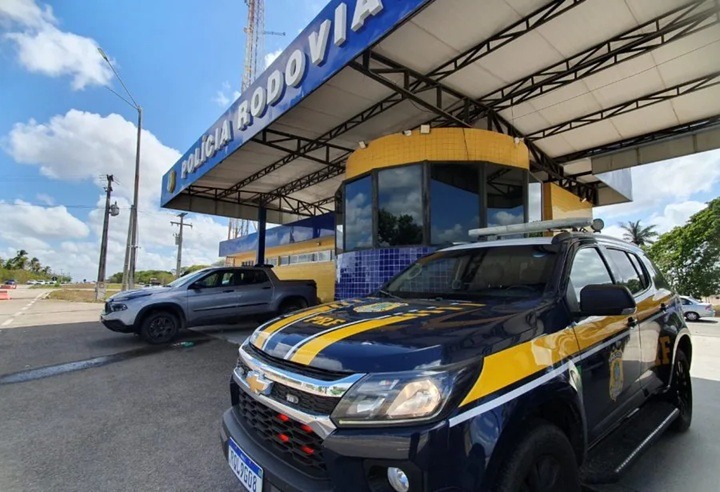 Motorista foge de posto sem pagar com carro furtado e é preso pela PRF na Grande Natal