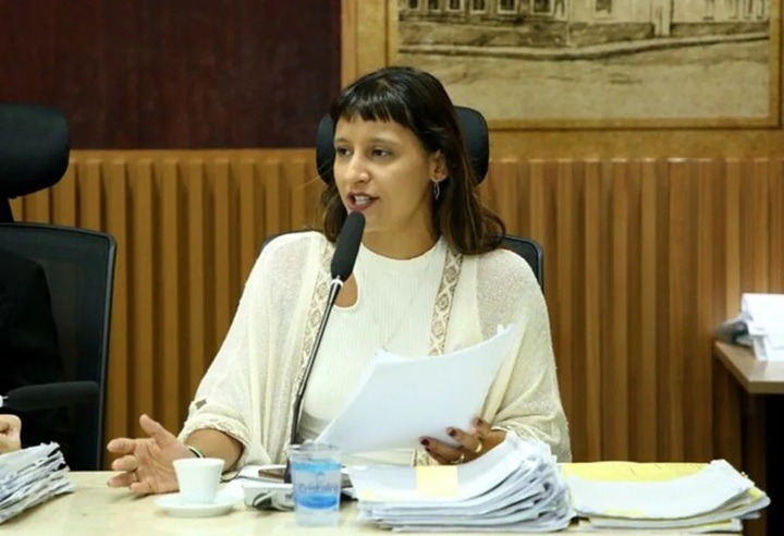 Relator vota para manter processo de cassação contra vereadora Brisa Bracchi