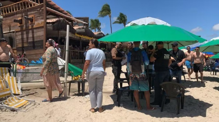 Polícia intima agressores e barraca onde casal de turistas foi espancado é interditada em Porto de Galinhas