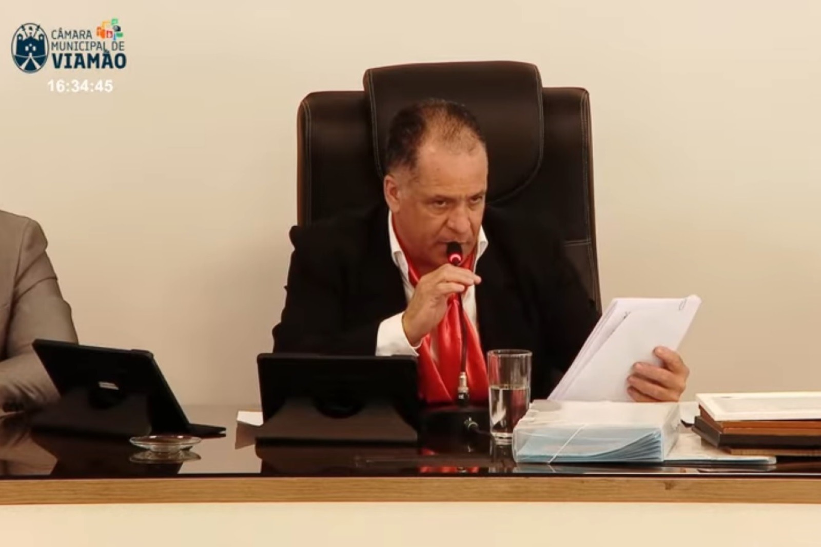 [VÍDEO] Vereador comete gafe e chama político morto para homenagem ao vivo