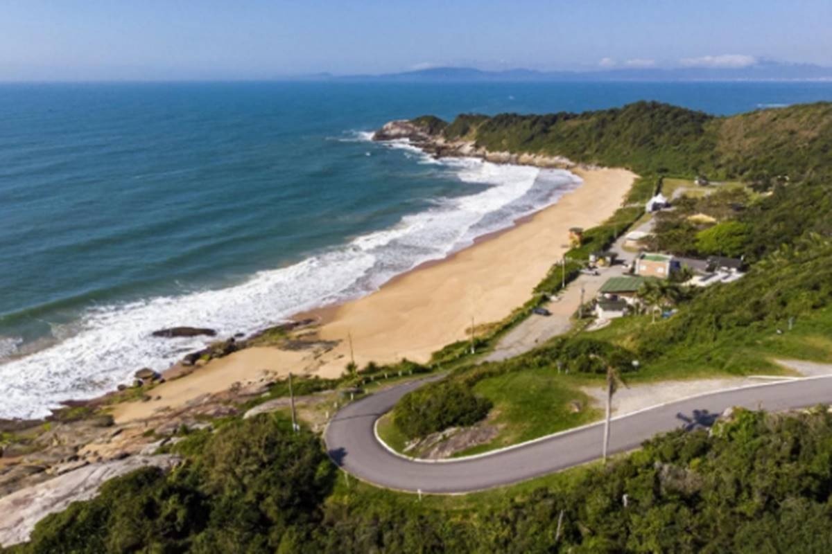 Juiz proíbe prisão de quem for flagrado peladão em praia