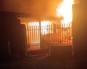 Homem não aceita fim de casamento e incendeia casa com filhas dentro na Capital