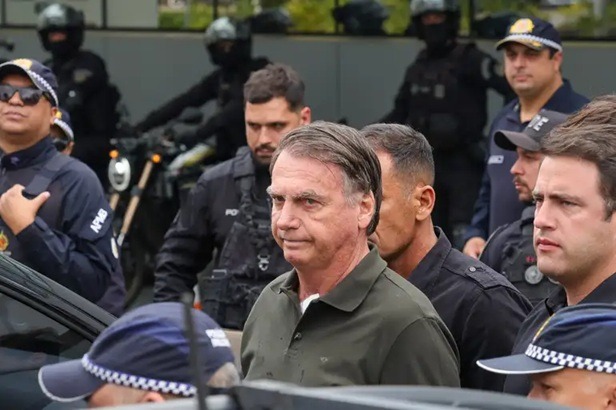 Bolsonaro é transferido para Superintendência da PF após receber alta hospitalar