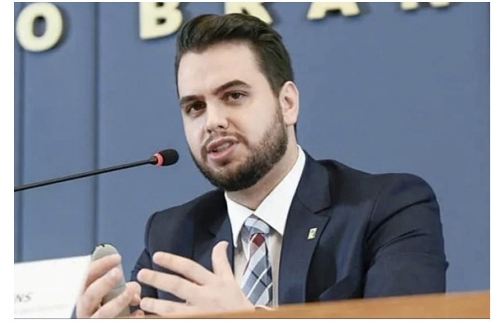 PF prende Filipe Martins, ex-assessor de Bolsonaro, a pedido de Moraes
