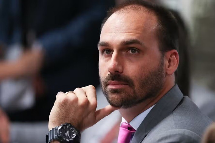 Polícia Federal determina que Eduardo Bolsonaro volte ao cargo de escrivão