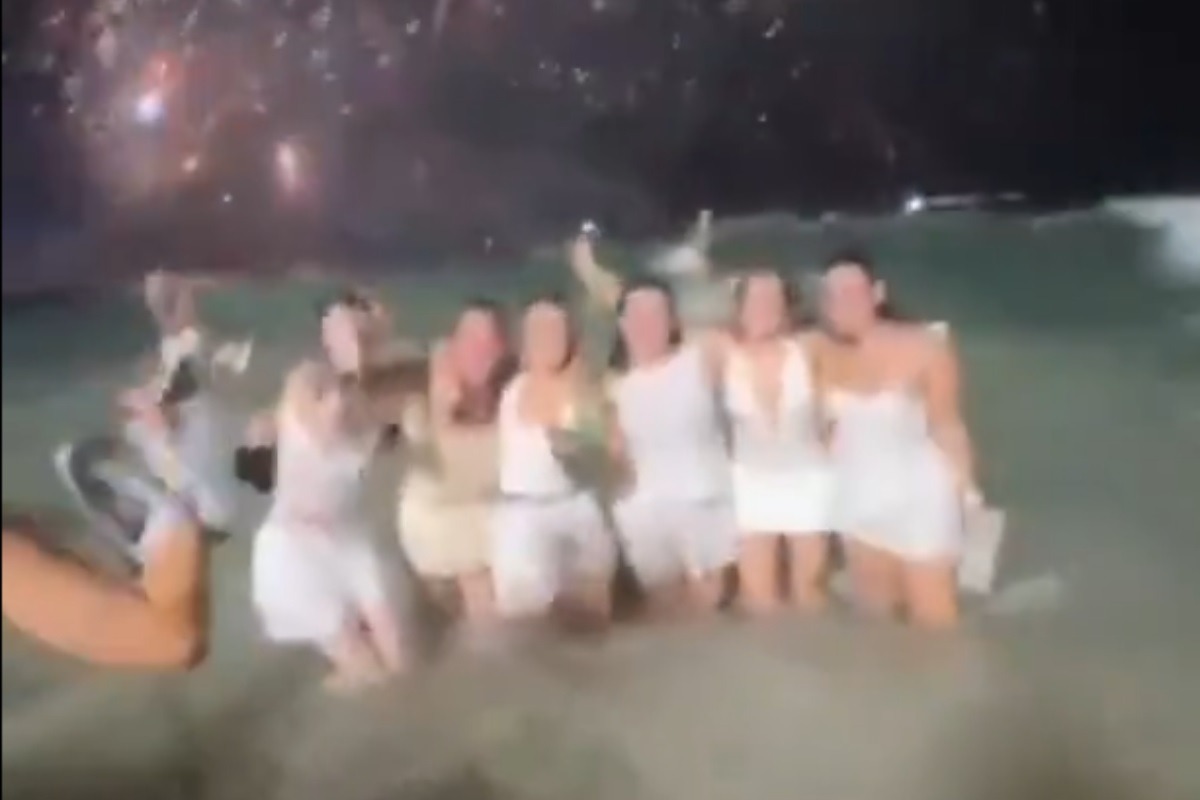[VÍDEO] Mar agitado interrompe foto e derruba grupo de amigas