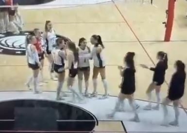 [VÍDEO] Jogadora de vôlei agride companheira e leva multa