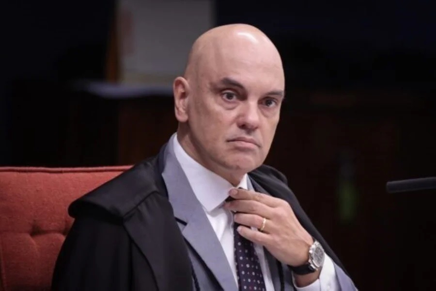 Moraes anula sindicância sobre Bolsonaro e manda PF interrogar presidente do CFM