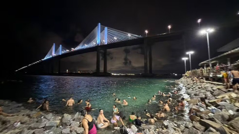 Praia da Redinha viraliza na internet e vira ponto de banho noturno em Natal
