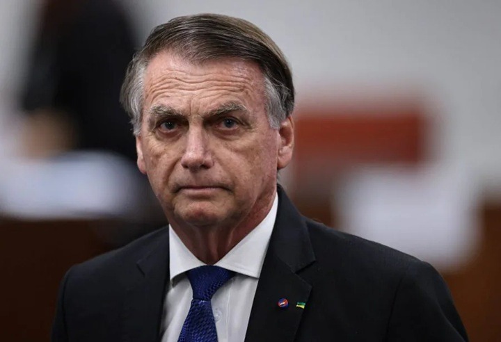 Defesa de Bolsonaro pede Smart TV e assistência religiosa