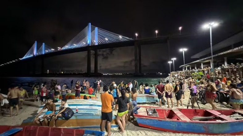 VÍDEO: Praia da Redinha fica lotada e vira ponto de banho noturno após viralizar nas redes