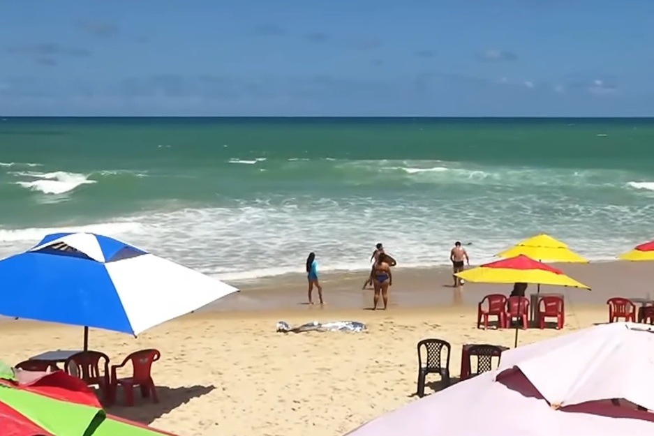 Homem tenta esfaquear agente da STTU, foge da polícia pelo mar e acaba morrendo na Praia dos Artistas