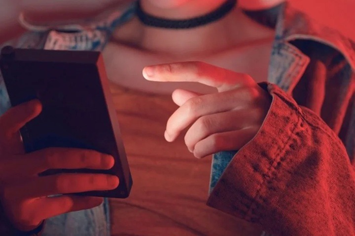 Menina é espancada pela mãe por olhar celular enquanto lavava louça