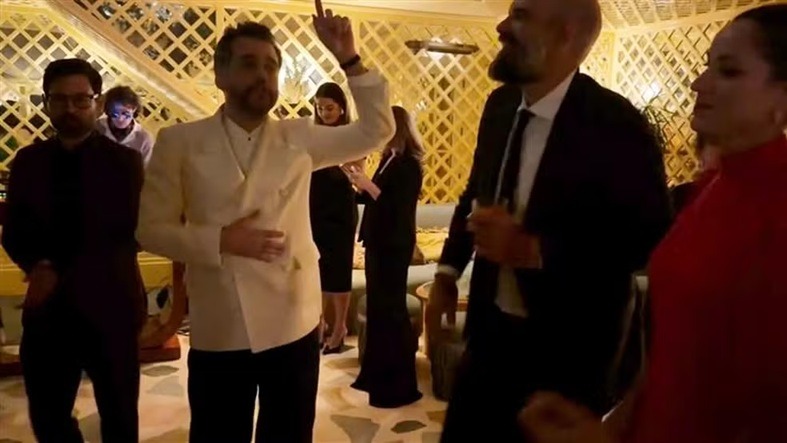 VÍDEO: Kleber Mendonça Filho mostra Wagner Moura sambando após vitória no Globo de Ouro