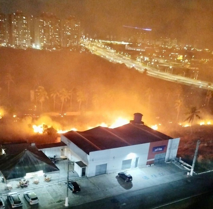 Bombeiros atendem 13 ocorrências de incêndio em vegetação em um único dia na Grande Natal