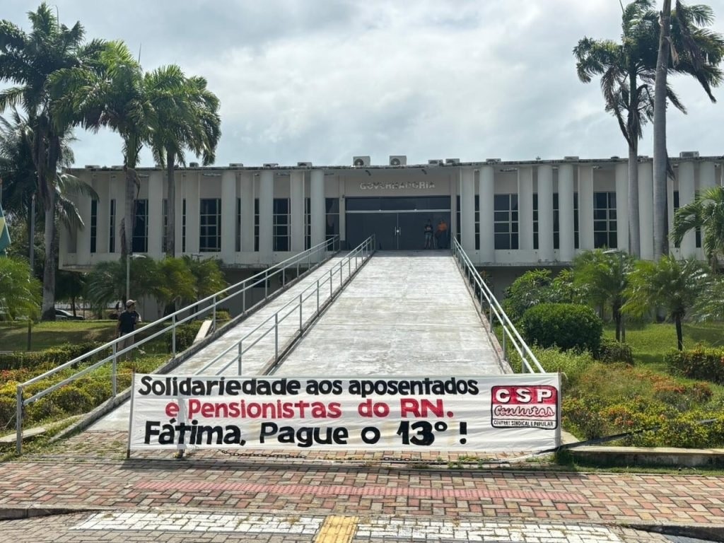 Manifestação na governadoria cobra por 13º atrasado de aposentados e pensionistas