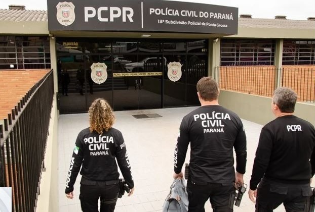 Adolescente flagra namorada com outro, esfaqueia vítima e incendeia casa