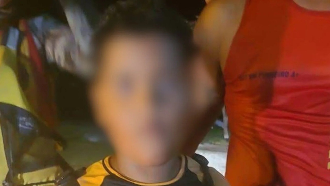 Menino de 10 anos é encontrado com vida após passar cerca de oito horas à deriva no mar