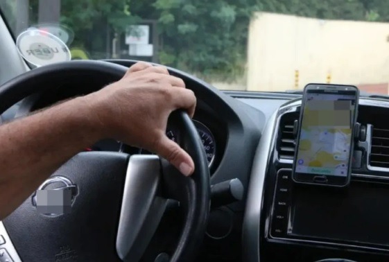Uber é condenada a indenizar passageiro que perdeu fone em carro