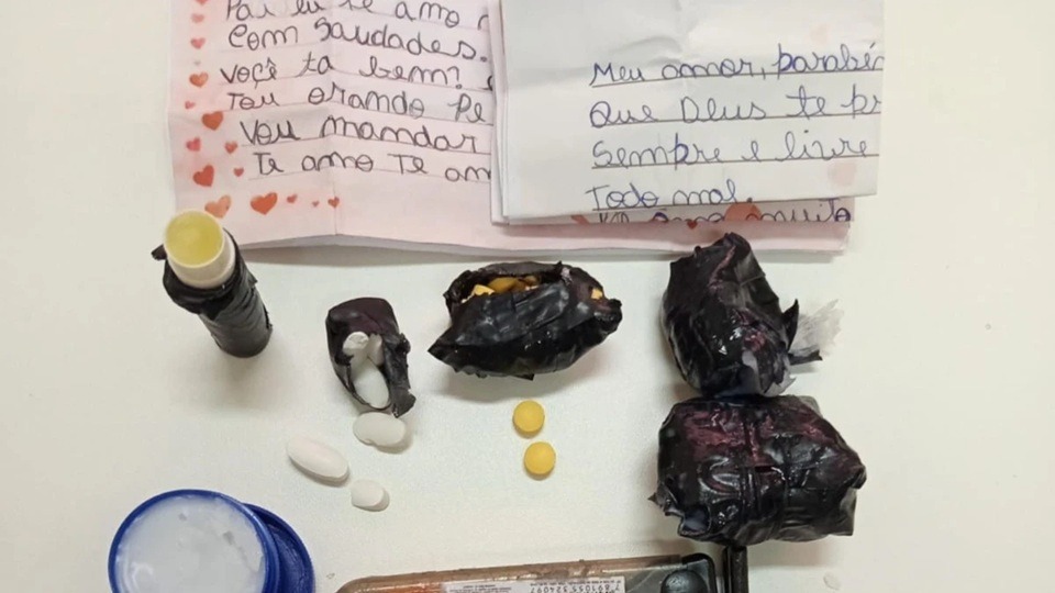 Homem é flagrado ao tentar entrar em presídio com tadalafila e carta de amor na cueca