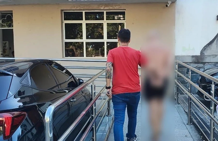 Professor é preso após trocar notas altas por fotos íntimas de alunos