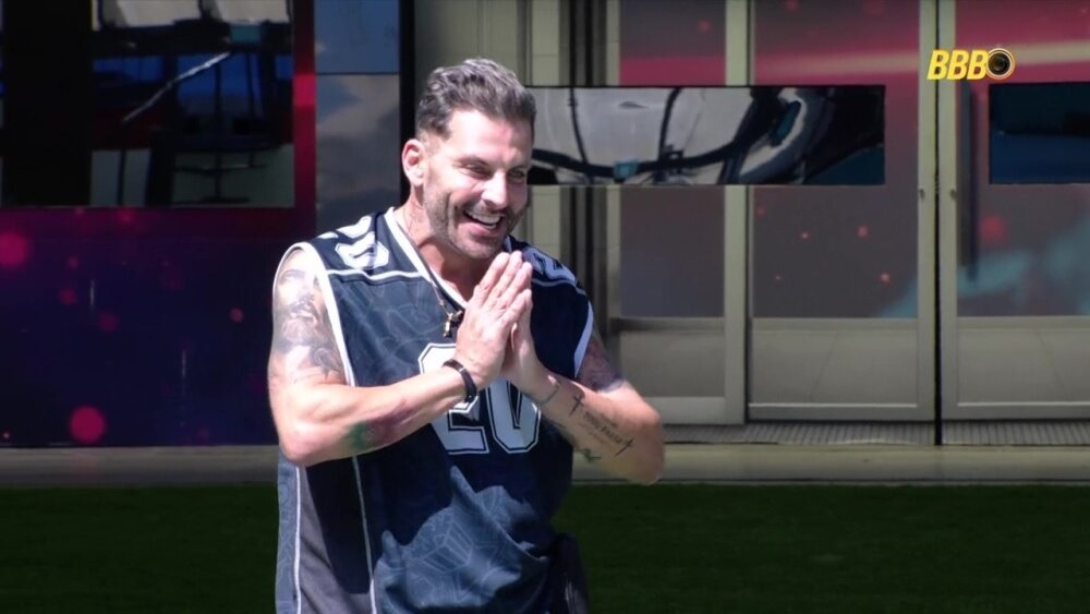 Henri Castelli retorna ao BBB, passa mal novamente e é levado outra vez para atendimento médico