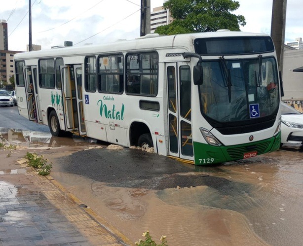 VÍDEO: asfalto cede e ônibus cai em buraco na Avenida Prudente de Morais