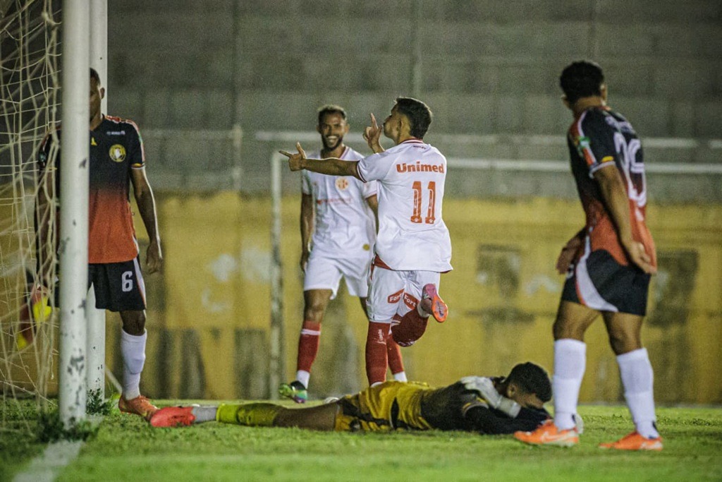 América faz 4 a 1 no Globo e retoma liderança do Estadual