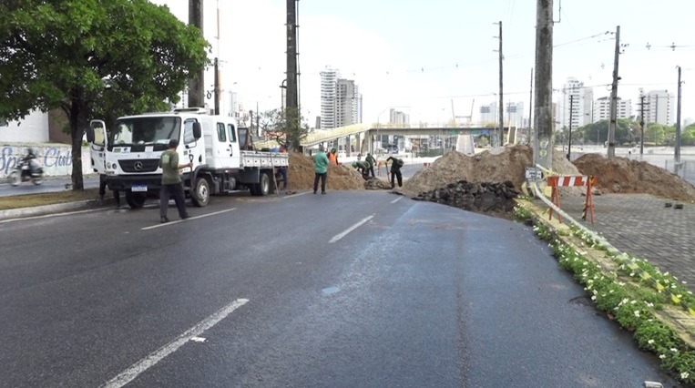 Trecho da Avenida Prudente de Morais segue interditado na manhã desta sexta-feira