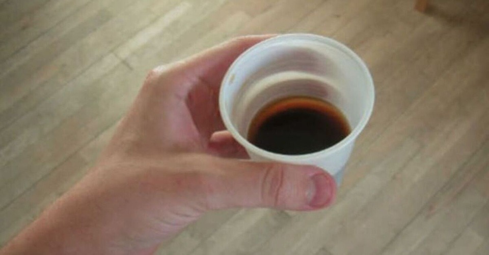 Café quente pode liberar milhões de microplásticos no copo, diz estudo