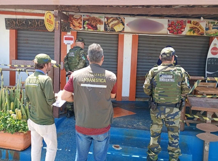 Fiscalização interdita bar na orla da praia de Ponta Negra