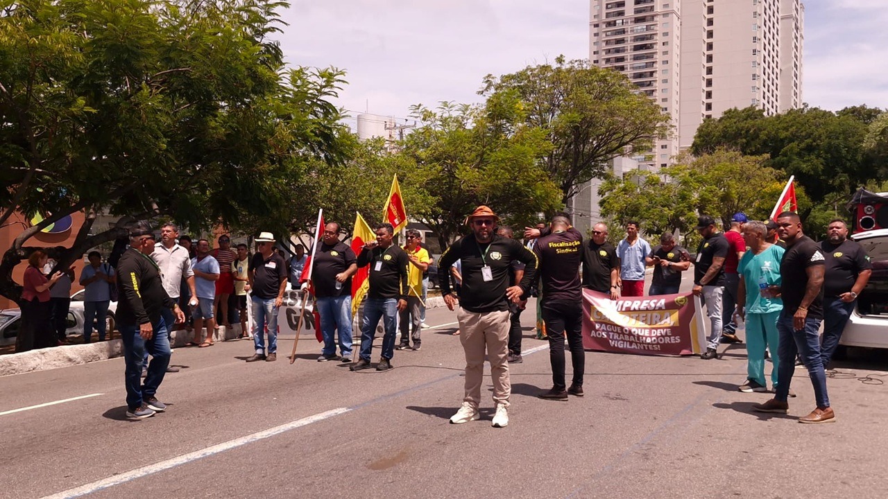 Vigilantes protestam em frente ao Walfredo Gurgel por atraso salarial