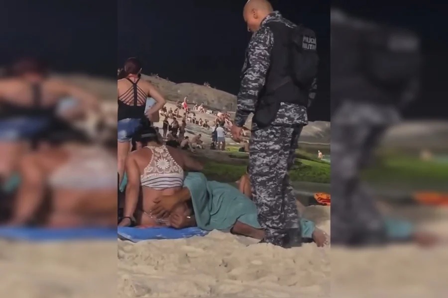 [VÍDEO] Homem faz sexo oral em mulher no meio de praia lotada