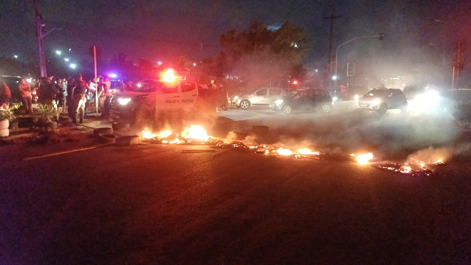 [VÍDEO] Protesto fecha BR-101 em Natal por desaparecimento de mulher