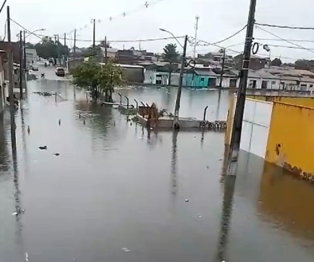 VÍDEO: Lagoa de captação transborda na Zona Norte de Natal
