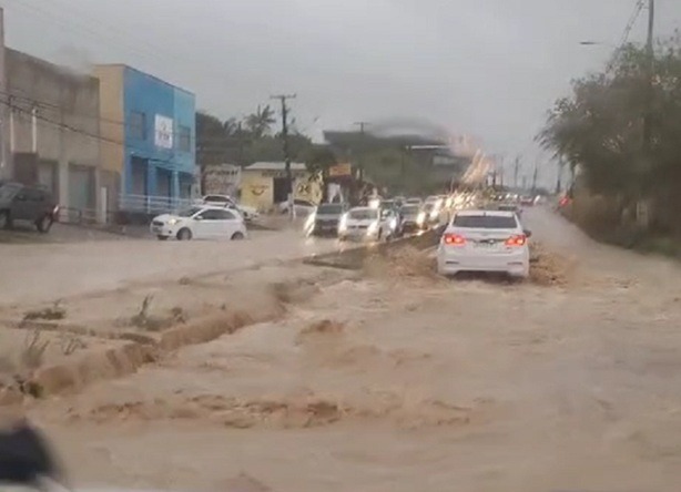 VÍDEO: Avenida Olavo Montenegro fica completamente alagada e dificulta vida de motoristas