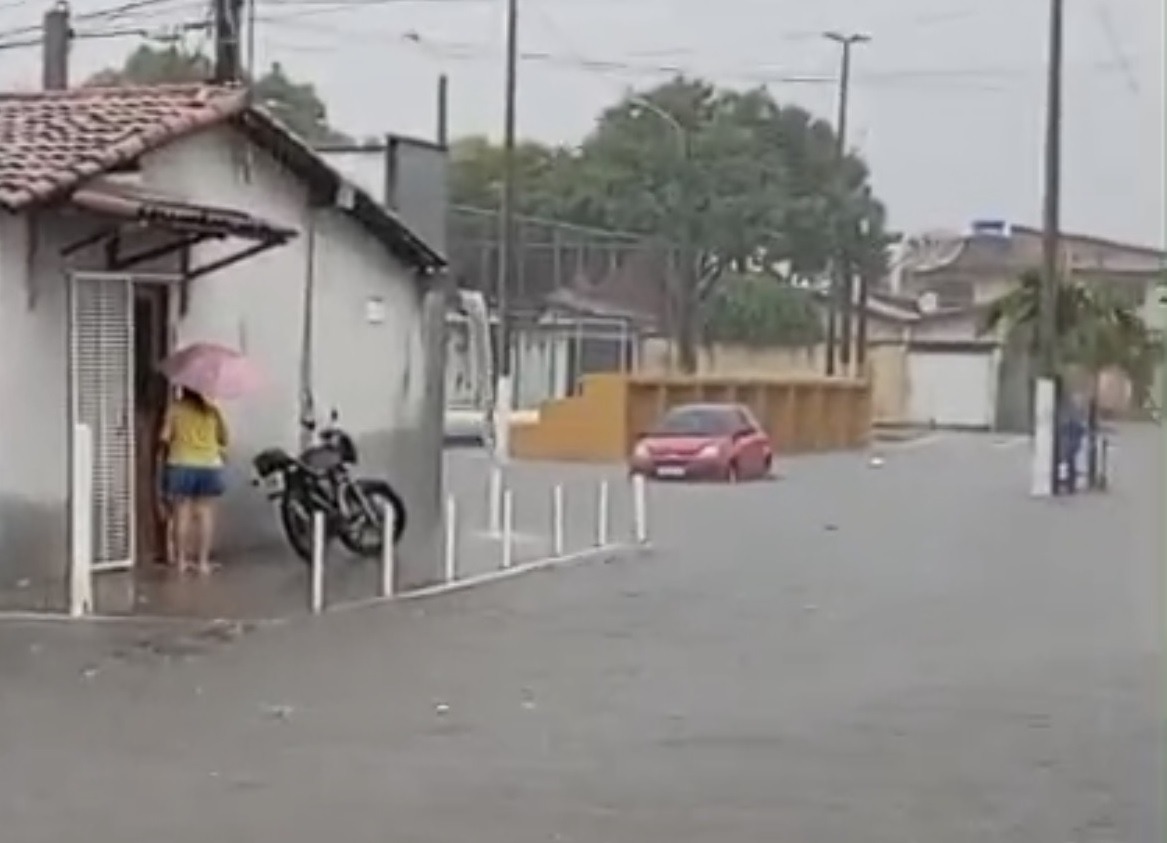 Chuvas provocam alagamentos em Parnamirim e acumulados passam dos 30mm na Grande Natal