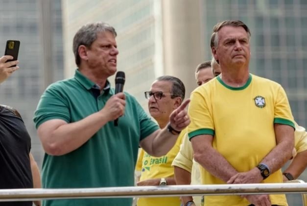 Moraes autoriza visita de Tarcísio a Bolsonaro na Papudinha