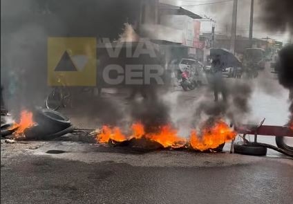 [VÍDEO] Protesto interdita vias na Zona Norte de Natal após lagoa transbordar e invadir casas