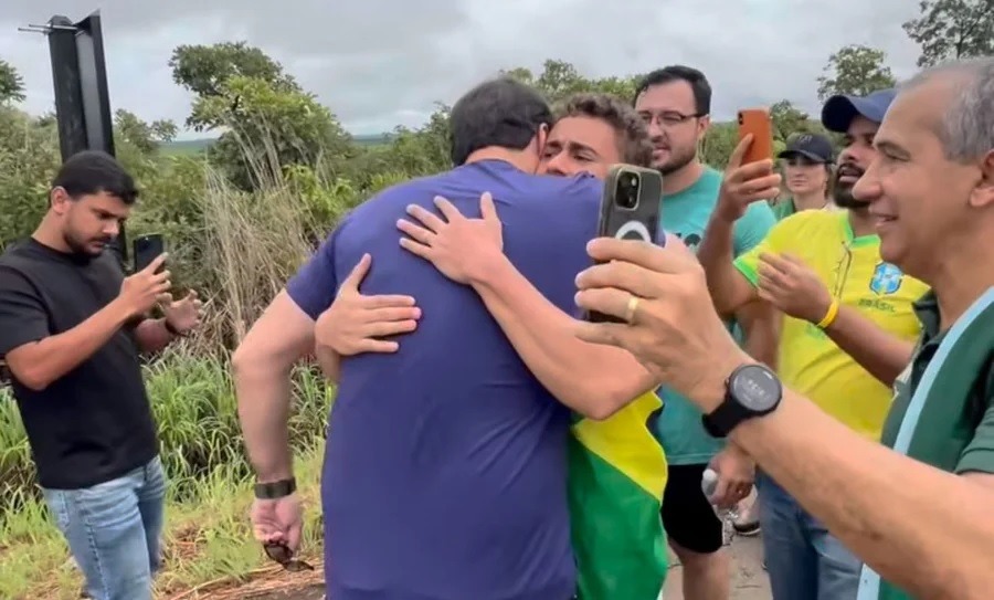 Michelle Bolsonaro valoriza Nikolas e família: “Amo”