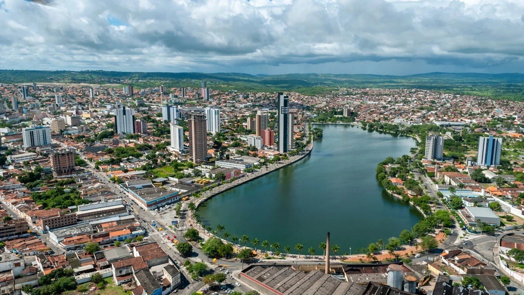 Essa cidade do Nordeste é dona do Maior São João do Mundo e acaba conquistando qualquer um pela arquitetura e...
