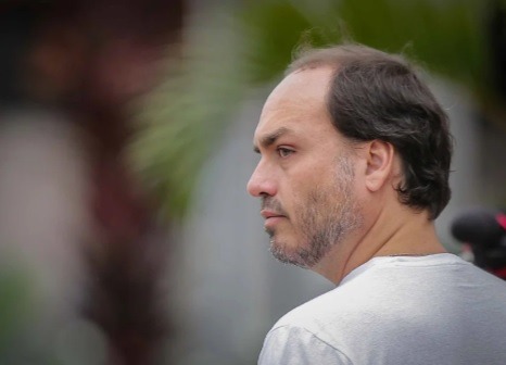 Após visita, Carlos chama de “inacreditável” prisão do pai com detentos perigosos