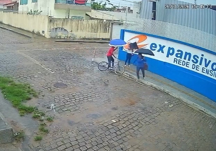 De bicicleta e com guarda-chuva, homem assalta mulheres em rua na zona Norte de Natal