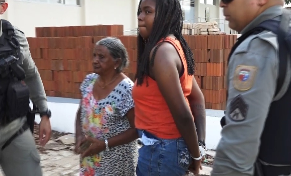 “Vovó do tráfico”: idosa é flagrada com drogas e acaba presa junto com a neta em Natal