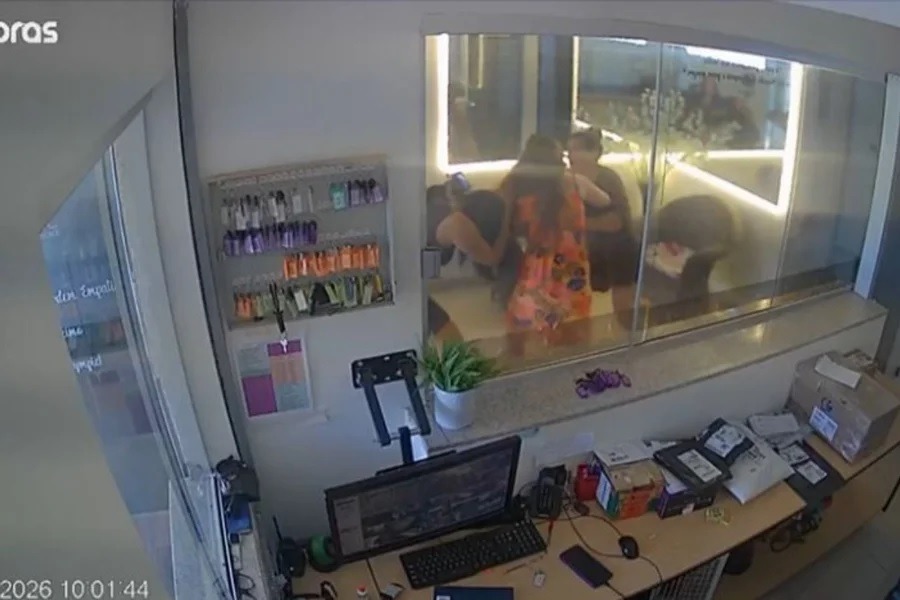 [VÍDEO] Tufo de cabelo arrancado: síndica é agredida por moradora