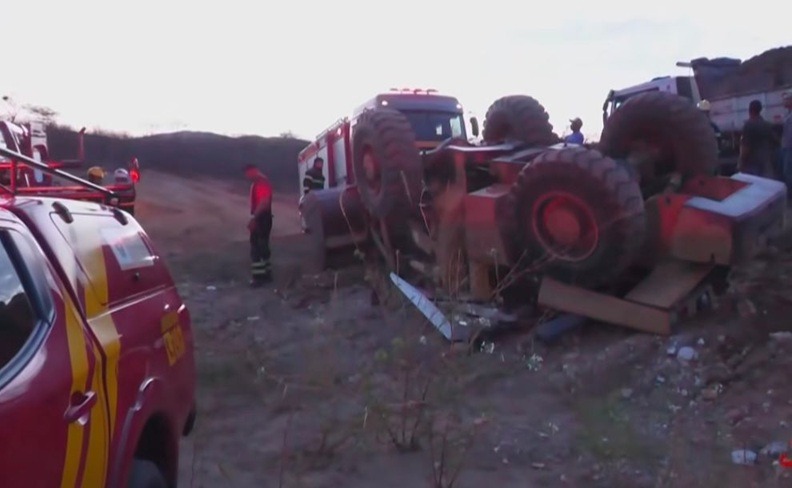 VÍDEO: Caminhão tomba na BR-101 em Goianinha e motorista fica preso as ferragens