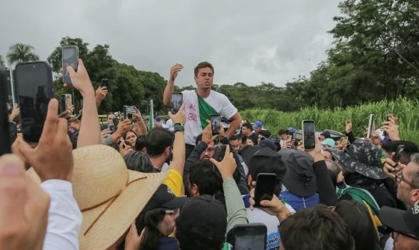 Sob chuva, Nikolas inicia o 5º dia da “caminhada pela liberdade”