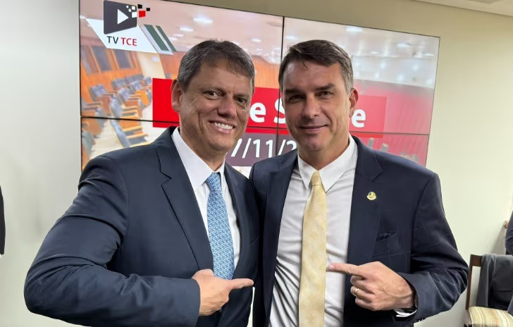 Tarcísio declara apoio a Flávio Bolsonaro